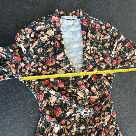 Floral Peruvian Connection v-neck with ruching - Picture 8 of 11